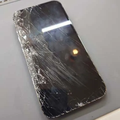 iPhone14の画面交換修理なら札幌市東区のスマートクリア