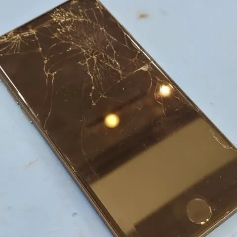 iPhone 8の画面割れ修理は札幌市北区のスマートクリア篠路店へ