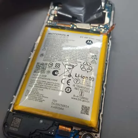 モトローラースマホのバッテリー膨張も交換対応【スマートクリア イオン札幌栄町店】