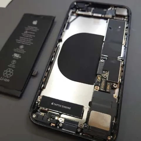 iPhone SE2のバッテリー交換は札幌市東区のスマートクリア イオン札幌栄町店へ