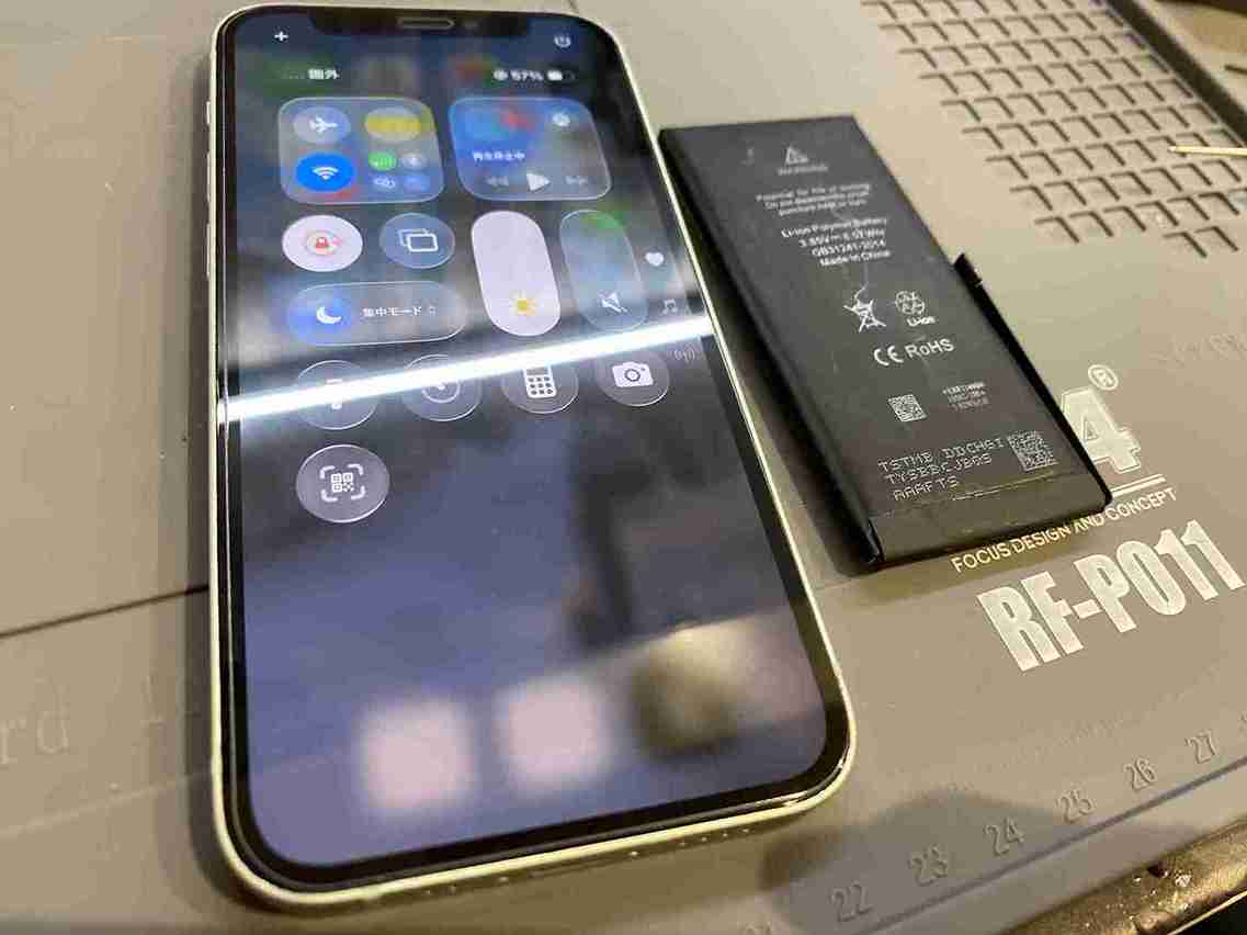iPhone12miniの膨張バッテリー交換. 大阪 スマートクリア