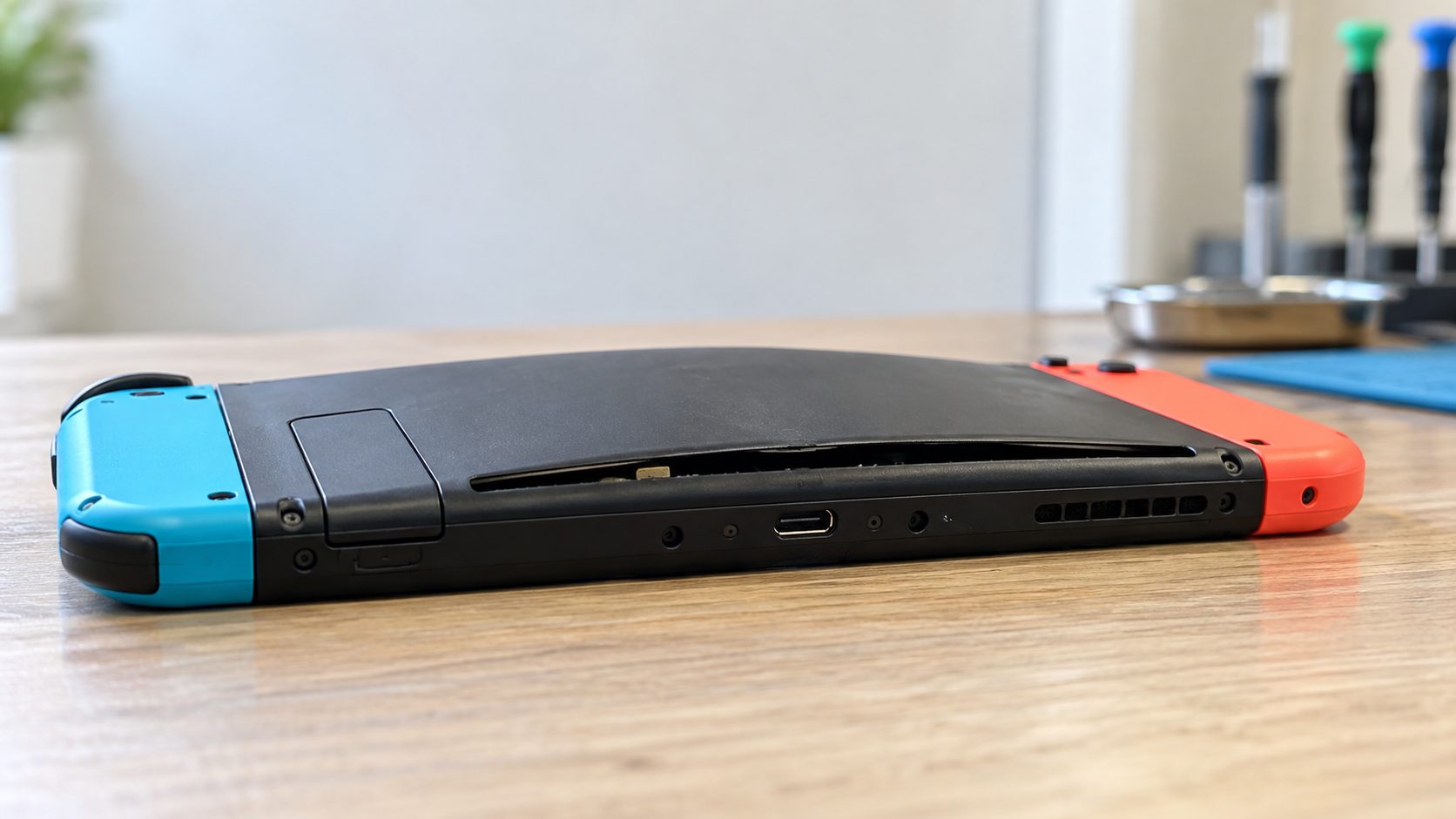 Nintendo Switchの背面が膨らんでいる場合はバッテリー膨張の可能性がある